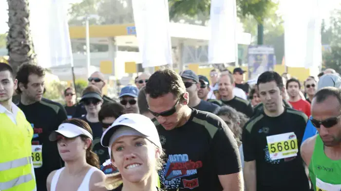 10,000 משתתפים רצים במרתון תל אביב