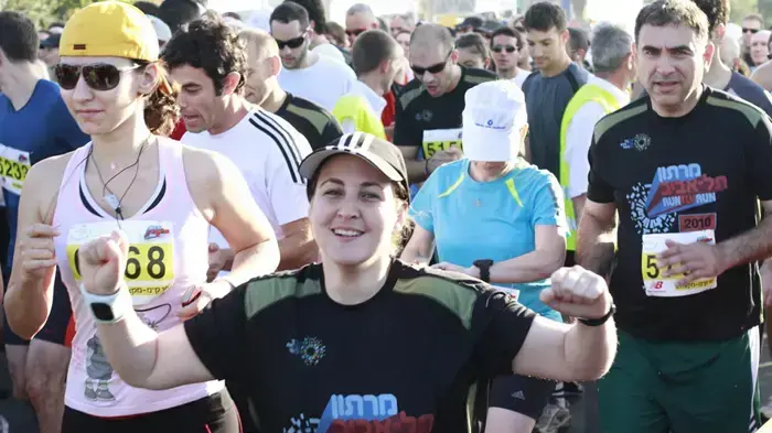 10,000 משתתפים רצים במרתון תל אביב