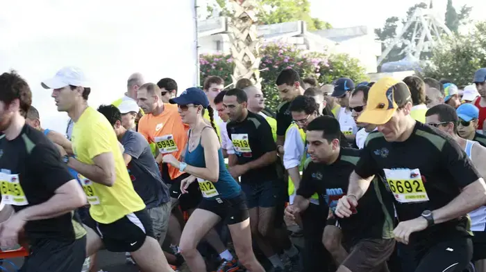 10,000 משתתפים רצים במרתון תל אביב