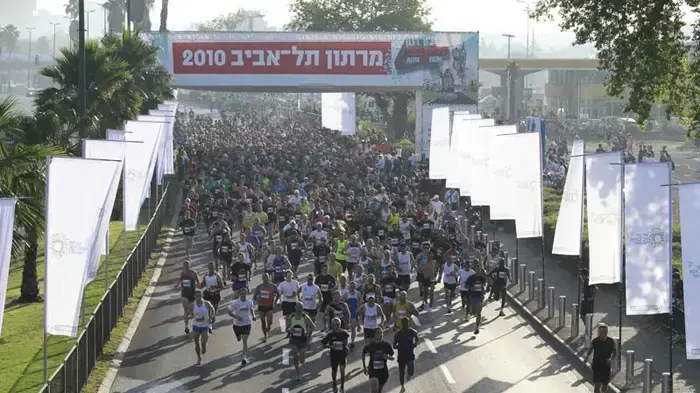 10,000 משתתפים רצים במרתון תל אביב