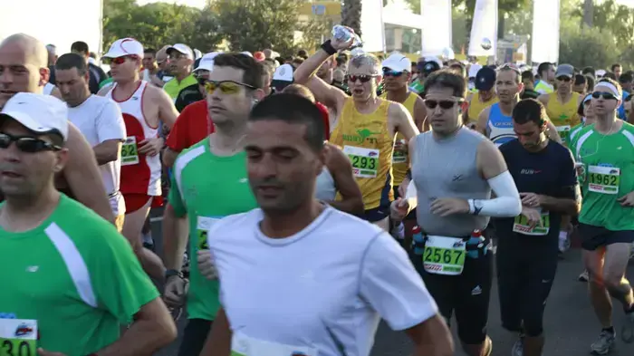 10,000 משתתפים רצים במרתון תל אביב