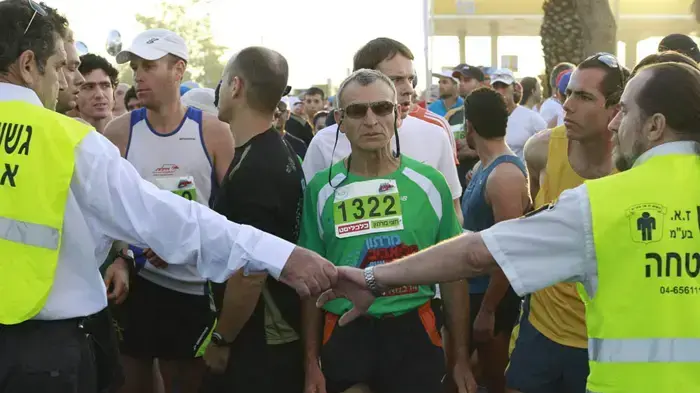 10,000 משתתפים רצים במרתון תל אביב
