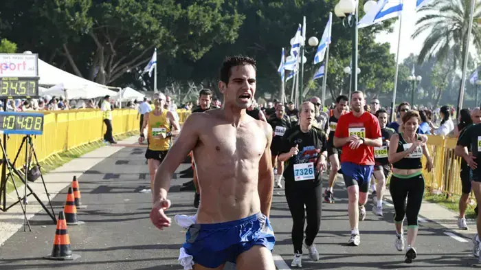 10,000 משתתפים רצים במרתון תל אביב