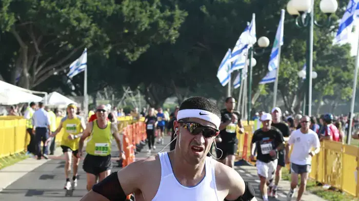 10,000 משתתפים רצים במרתון תל אביב
