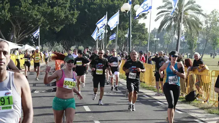 10,000 משתתפים רצים במרתון תל אביב