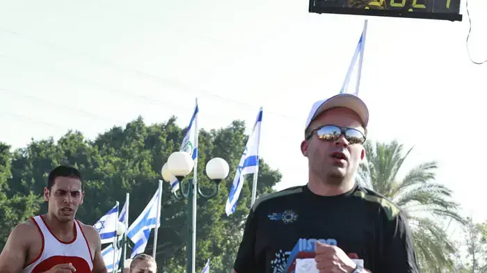 10,000 משתתפים רצים במרתון תל אביב