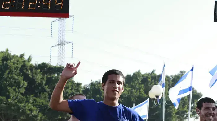 10,000 משתתפים רצים במרתון תל אביב