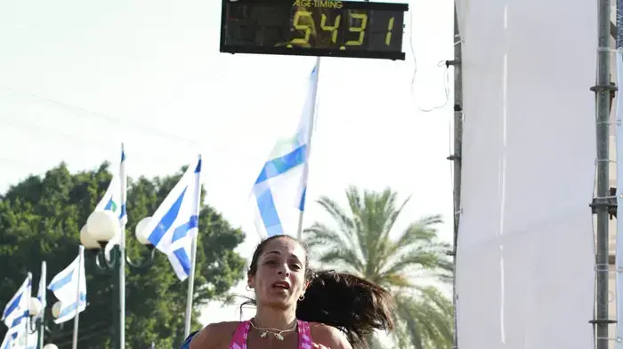 10,000 משתתפים רצים במרתון תל אביב