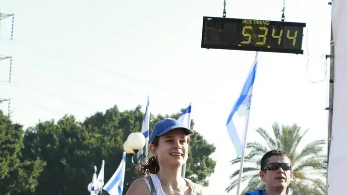 10,000 משתתפים רצים במרתון תל אביב