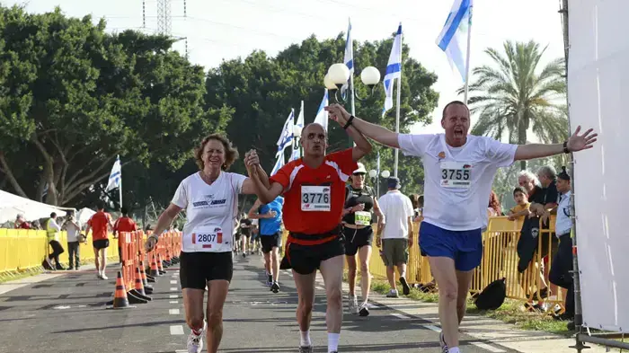 10,000 משתתפים רצים במרתון תל אביב