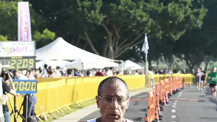10,000 משתתפים רצים במרתון תל אביב