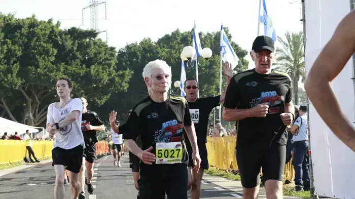10,000 משתתפים רצים במרתון תל אביב