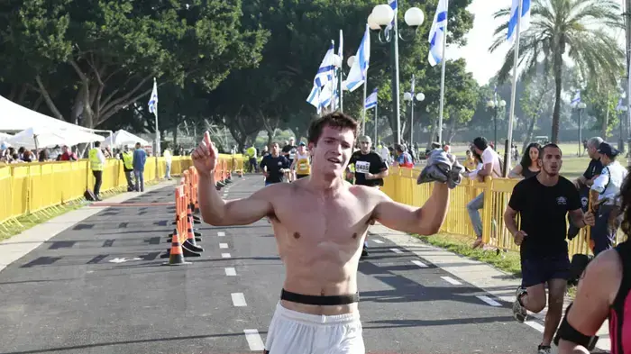 10,000 משתתפים רצים במרתון תל אביב
