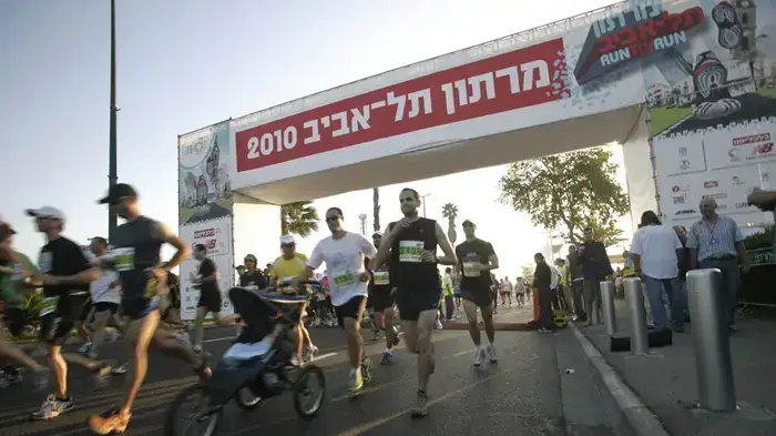 10,000 משתתפים רצים במרתון תל אביב