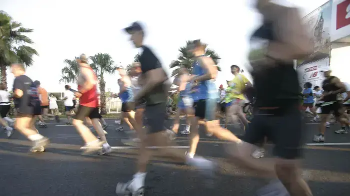 10,000 משתתפים רצים במרתון תל אביב