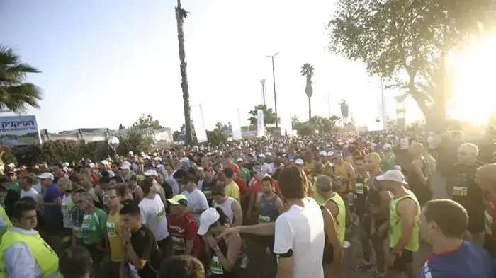 10,000 משתתפים רצים במרתון תל אביב