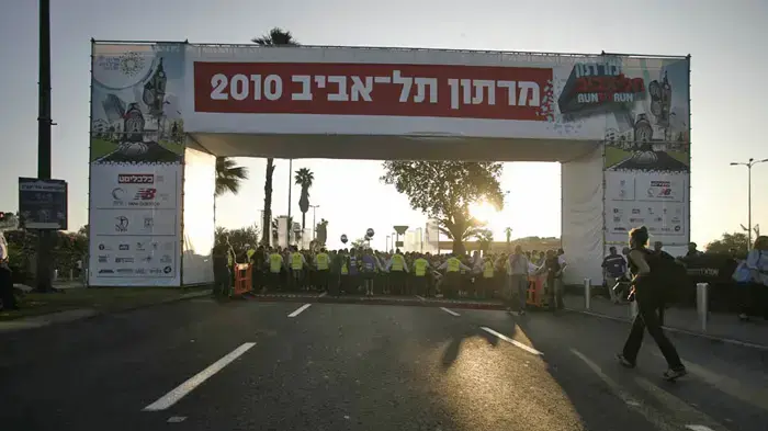 10,000 משתתפים רצים במרתון תל אביב