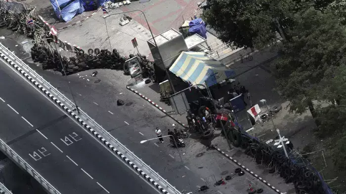 צבא תאילנד מכתר את מפגיני ארגון החולצות האדומות בנגקוק 17 הרוגים