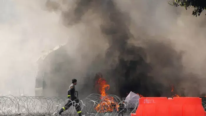 צבא תאילנד מכתר את מפגיני ארגון החולצות האדומות בנגקוק 17 הרוגים