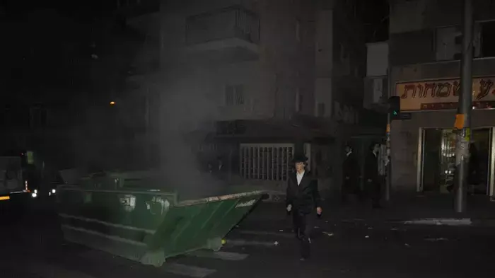 חרדים הפגינו בירושלים נגד הזזת הקברים בבית החולים ברזילי באשקלון