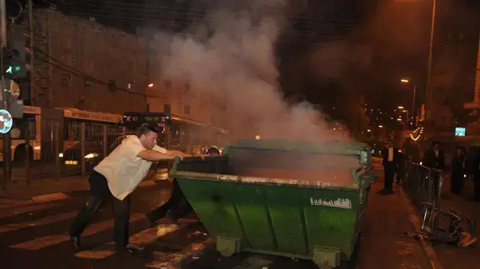 חרדים הפגינו בירושלים נגד הזזת הקברים בבית החולים ברזילי באשקלון