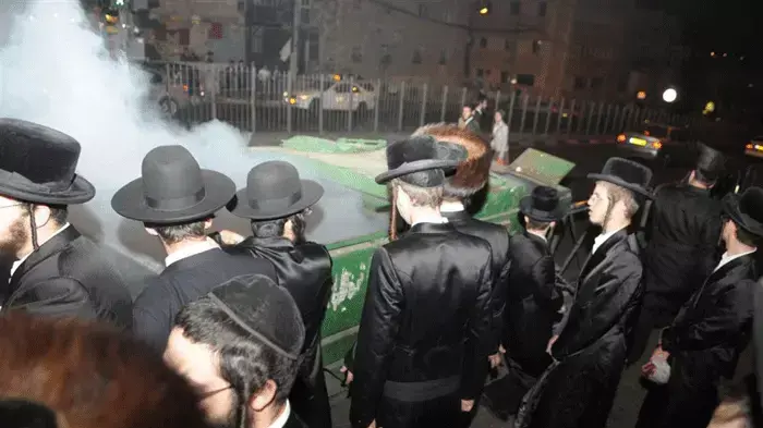 חרדים הפגינו בירושלים נגד הזזת הקברים בבית החולים ברזילי באשקלון