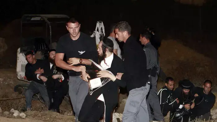 חרדים מפגינים נגד פינוי הקברים בבית החולים ברזילי