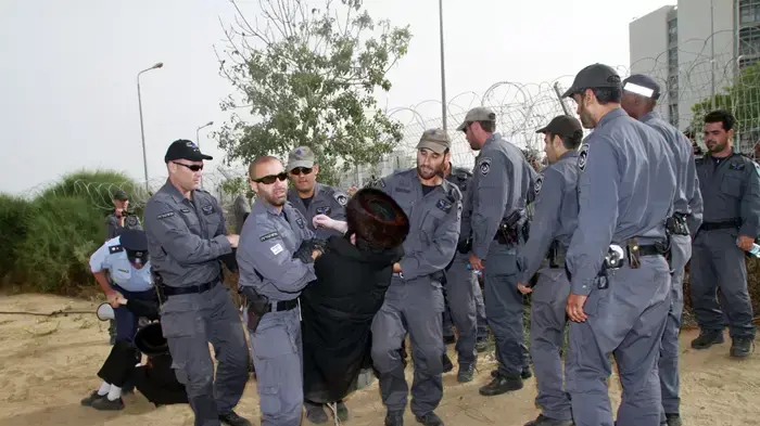 חרדים מפגינים נגד פינוי הקברים בברזילי מאי 2010