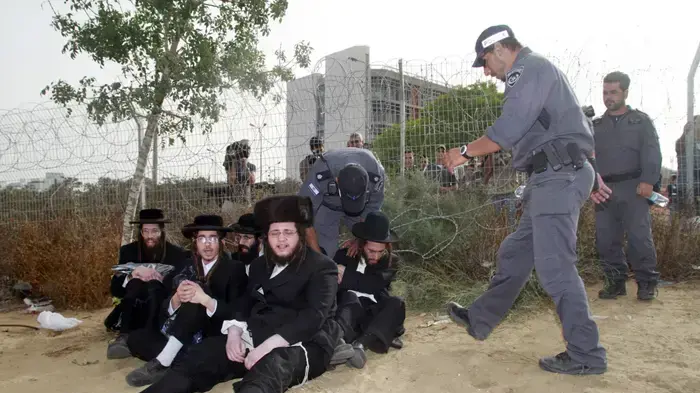 חרדים מפגינים נגד פינוי הקברים בברזילי מאי 2010