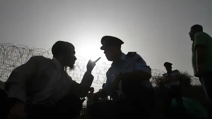 חרדים מפגינים נגד פינוי הקברים בברזילי מאי 2010