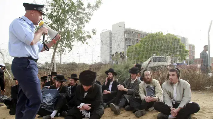 חרדים מפגינים נגד פינוי הקברים בברזילי מאי 2010