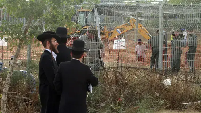 חרדים מפגינים נגד פינוי הקברים בברזילי מאי 2010