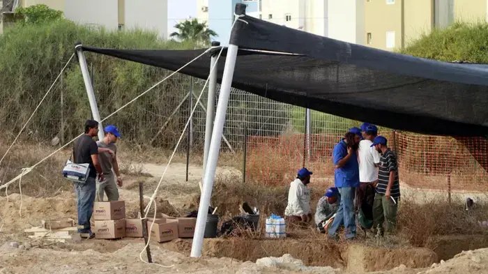 חרדים מפגינים נגד פינוי הקברים בברזילי מאי 2010
