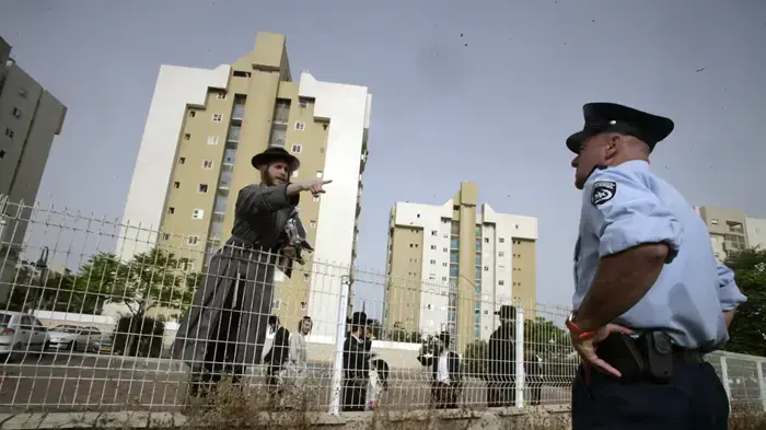 חרדים מפגינים נגד פינוי הקברים בברזילי מאי 2010
