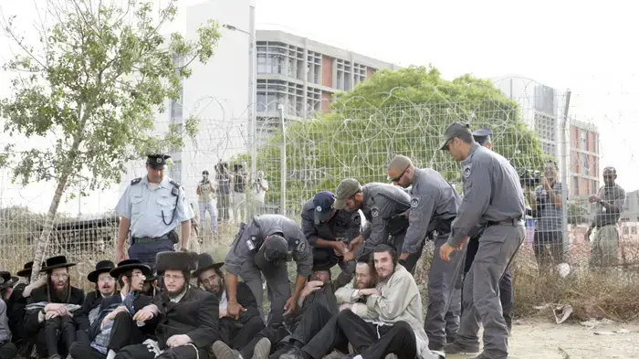 חרדים מפגינים נגד פינוי הקברים בברזילי מאי 2010