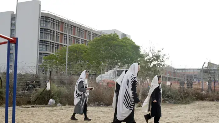 חרדים מפגינים נגד פינוי הקברים בברזילי מאי 2010