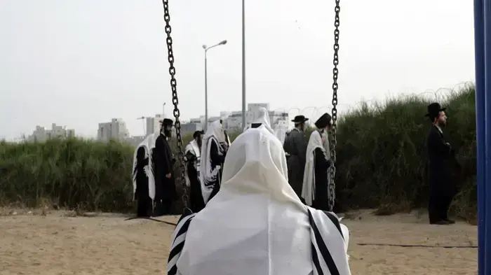 חרדים מפגינים נגד פינוי הקברים בברזילי מאי 2010