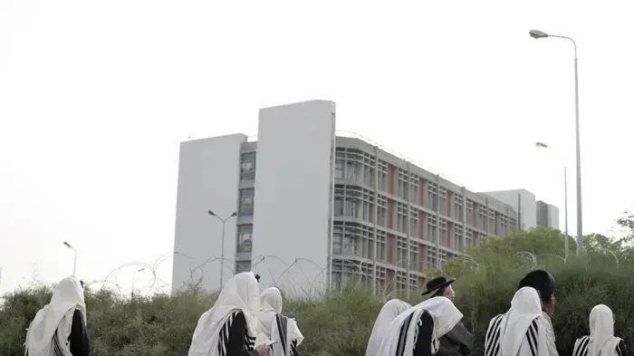 חרדים מפגינים נגד פינוי הקברים בברזילי מאי 2010