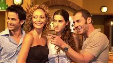 שחקני התוכנית אהבה מעבר לפינה