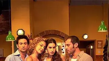 שחקני התוכנית אהבה מעבר לפינה