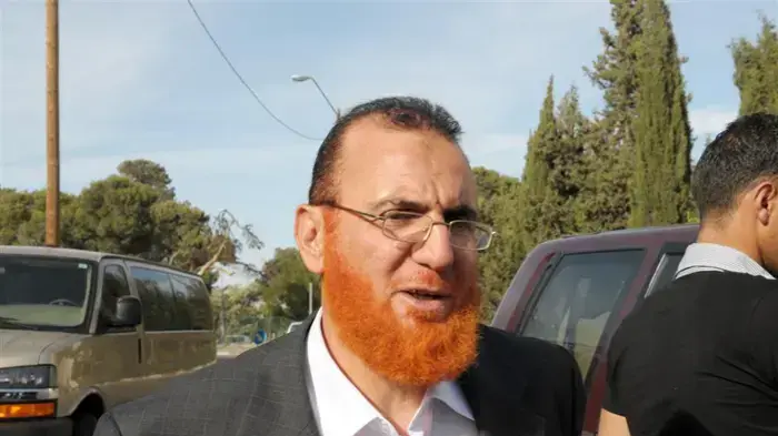 מחמוד אבו טיר, מבכירי חמאס בגדה שהיה כלוא בישראל מאז חודש יוני 2006 , מובא לדיון בעניינו בבית המעצר מגרש הרוסים בירושלים- מאי 2010 
