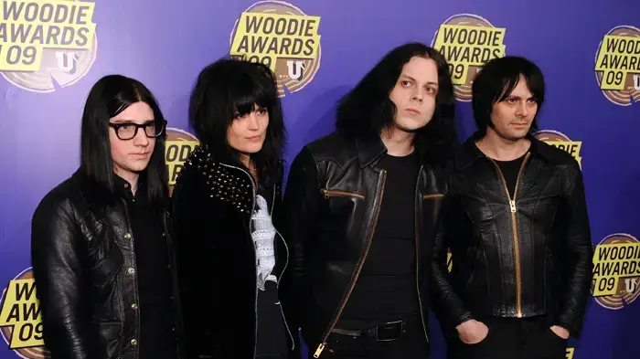 להקת Dead Weather עם ג'ק ווייט ועם אליסון מוסהרט