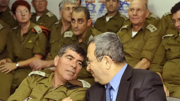 שר הביטחון אהוד ברק והרמטכ"ל גבי אשכנזי בתרגיל "נקודת מפנה 4" בחמ"ל של עיריית תל אביב- מאי 2010