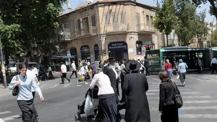 שכונת מאה שערים במהלך האזעקה כחלק מתרגיל פיקוד העורף "נקודת מפנה 4" נערך ברחבי הארץ  מאי 2010