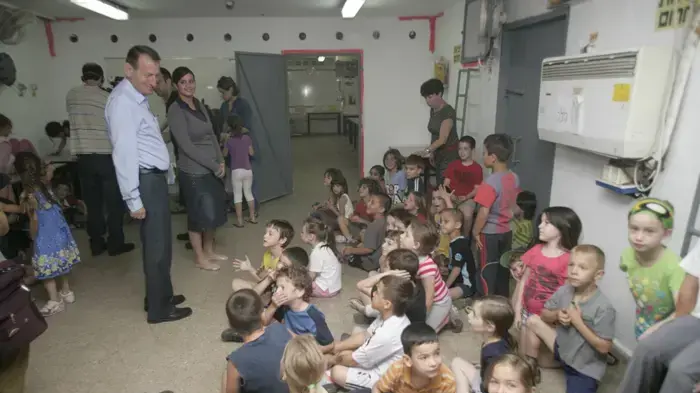 תלמידי כיתה א' וב' בבית ספר  א.ד.גורדון בתל-אביב מתרגלים כניסה למקלטים יחד עם ראש העיר רון חולדאי במהלך תרגיל פיקוד העורף "נקודת מפנה 4" נערך ברחבי הארץ  מאי 2010
