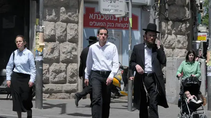 שכונת מאה שערים במהלך האזעקה כחלק מתרגיל פיקוד העורף "נקודת מפנה 4" נערך ברחבי הארץ  מאי 2010