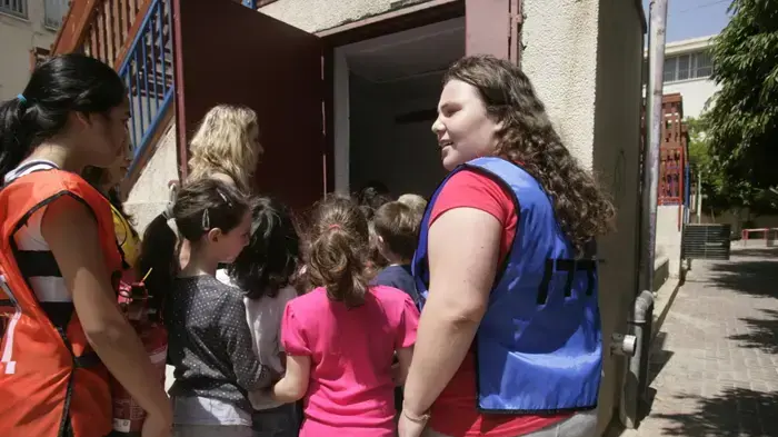 תלמידי כיתה א' וב' בבית ספר  א.ד.גורדון בתל-אביב מתרגלים כניסה למקלטים יחד עם ראש העיר רון חולדאי במהלך תרגיל פיקוד העורף "נקודת מפנה 4" נערך ברחבי הארץ  מאי 2010 