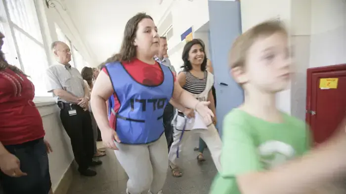תלמידי כיתה א' וב' בבית ספר  א.ד.גורדון בתל-אביב מתרגלים כניסה למקלטים יחד עם ראש העיר רון חולדאי במהלך תרגיל פיקוד העורף "נקודת מפנה 4" נערך ברחבי הארץ  מאי 2010 