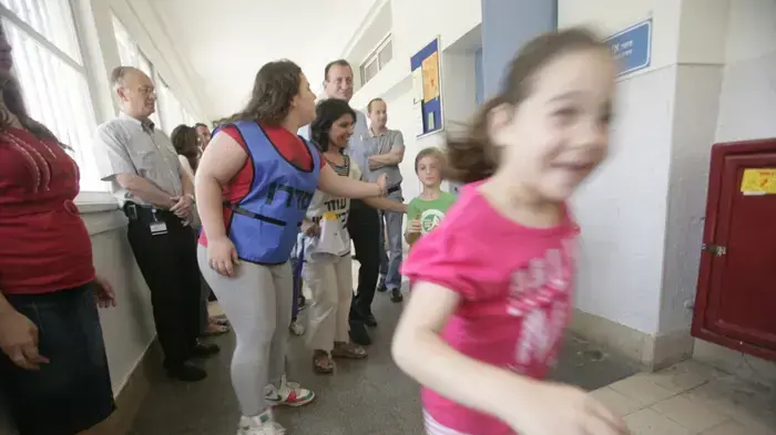 תלמידי כיתה א' וב' בבית ספר  א.ד.גורדון בתל-אביב מתרגלים כניסה למקלטים יחד עם ראש העיר רון חולדאי במהלך תרגיל פיקוד העורף "נקודת מפנה 4" נערך ברחבי הארץ  מאי 2010 