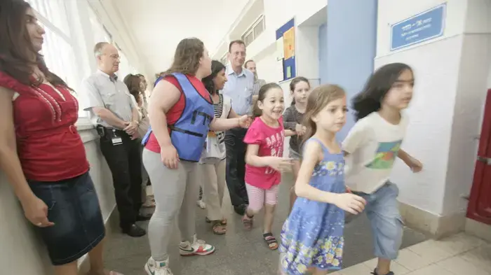 תלמידי כיתה א' וב' בבית ספר  א.ד.גורדון בתל-אביב מתרגלים כניסה למקלטים יחד עם ראש העיר רון חולדאי במהלך תרגיל פיקוד העורף "נקודת מפנה 4" נערך ברחבי הארץ  מאי 2010 